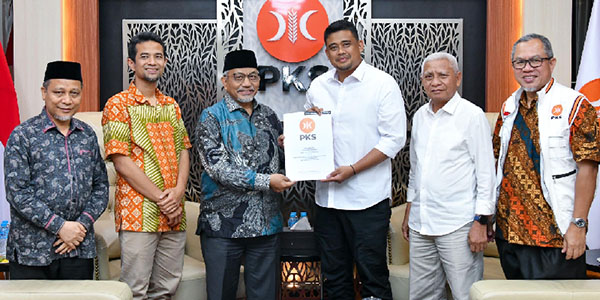 SERAHKAN DUKUNGAN— Presiden PKS, Ahmad Syaikhu saat menyerahkan berkas dukungan kepada Bobby Nasution dan Surya 
di Kantor DPP PKS di Jakarta.