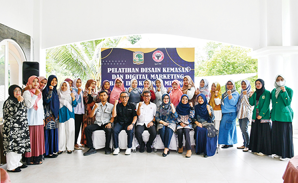 Kolaborasi dengan LPPM Unand, PT Semen Padang Gelar Pelatihan Desain Kemasan dan Digital Marketing IKM Kuliner 1 PELATIHAN DESAIN KEMASAN— Direktur Operasi PT Semen Padang Pri Gustari Akbar, membuka kegiatan pelatihan Desain Kemasan dan Digital Marketing bagi IKM Kuliner Minang Pendukung Pariwisata, di Club House PT Semen Padang pada Selasa (20/8).