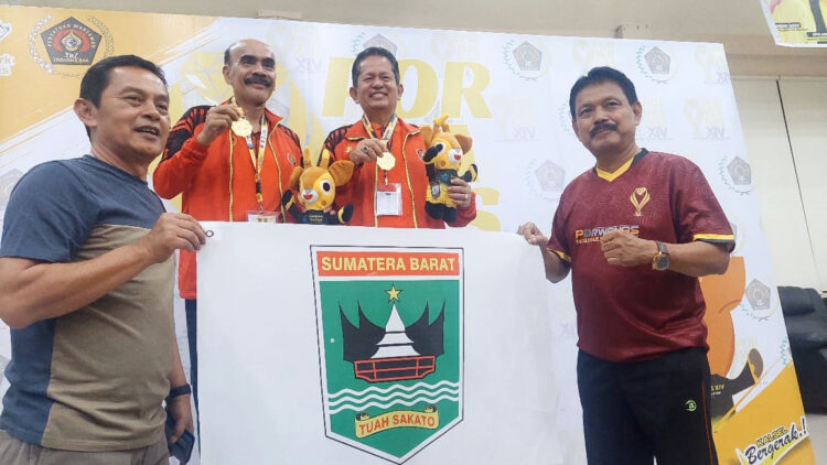 PWI Sumbar Raih 1 Emas dan 2 Perunggu di Porwanas ke-XIV Banjarmasin, Salah Satunya Disumbangkan Pemred POSMETRO PADANG 1 EMAS domino— Junaidi Jarat dan Jayusdi Effendi usai sabet mendali emas domino foto bersama
Ketua PWI Sumbar Widya Navies dan Ketua SIWO Syaiful Husein.