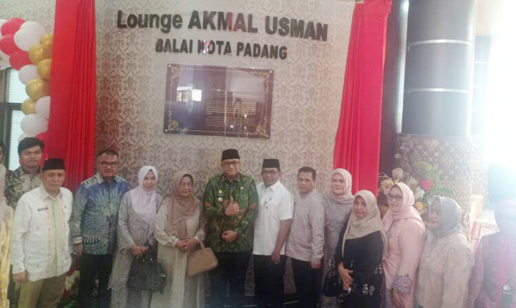 ABADIKAN NAMA— Pj Wali Kota Padang Andree Algamar meresmikan pemberian nama Lounge Balaikota Padang di Lantai I dengan nama Akmal Usman, Jumat (2/8), yang juga dihadiri keluarga besar almarhum Akmal Usman.