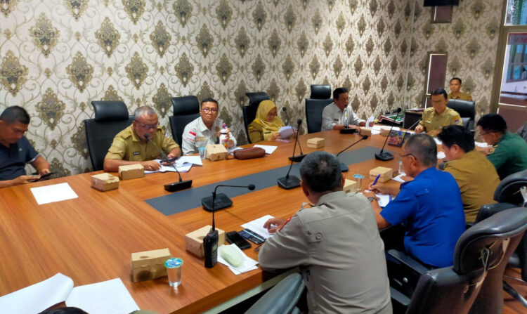 PERSIAPAN HUT RI— Asisten 1 Sekda Kota Padang Edi Hasymi, memimpin rapat persiapan HUT RI ke-79 di Ruang Rapat Asisten Sekda, Balaikota, Aie Pacah, Selasa (13/8).
