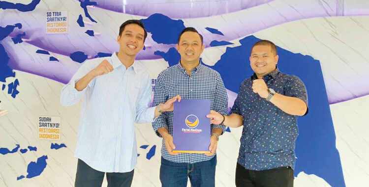 SERAHKAN SK B1KWK— Wakil Sekjen DPP Partai Nasdem menyerahkan SK B1KWK kepada Riyanda Putra dan Jeffri Habitullah maju menghadapi Pilkada serentak 2024 di Kota Sawahlunto.