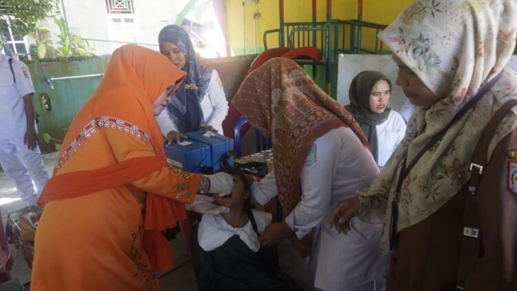 PIN POLIO— Ketua TP-PKK Pasbar Ny. Titi Hamsuardi, bersama Camat Koto Balingka, Makmur Hidayat, serta Ketua TP-PKK Kecamatan Koto Balingka, Ny. Riza Makmur, mengunjungi Posyandu Kecubung di Nagari Ranah Koto Tinggi, Kecamatan Koto Balingka, Selasa (13/9).