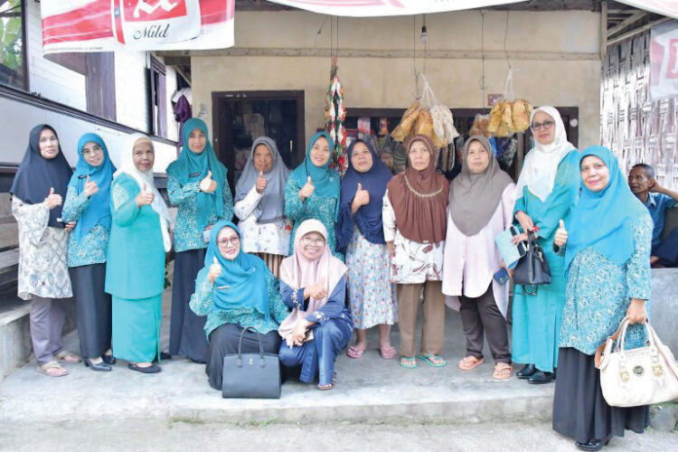 MONITORING EVALUASI— 
Ketua TP PKK Kabupaten Agam, Ny Yenni Andriwarman gelar monitoring dan evaluasi TP PKK nagari dalam rangka penilaian program 10 pokok PKK se- Kabupaten Agam, di Aula Kantor Camat IV Koto, Kamis (8/8).