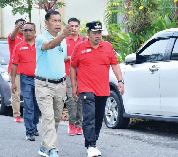 Kesehatan yang Baik, Tingkatkan Kemampuan Pelayanan kepada Masyarakat 1 OLAHRAGA PAGI— Bupati Agam Andri Warman pimpin apel pagi dalam rangka olahraga rutin mingguan
Korpri di lapangan bola GOR Rang Agam,
Lubuk Basung, Rabu (31/7).