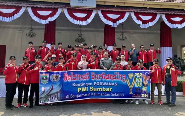 PELEPASAN— Kontingen atlet Porwanas PWI Sumbar berfoto bersama dengan Dinas Komunikasi, Informasi dan Statistika Sumbar Siti Aisyah, Kepala Biro Adpim Setdako Sumbar Mursalim Navis, saat pelepasan kontingen di Istana Gubernur, Ahad (18/8).