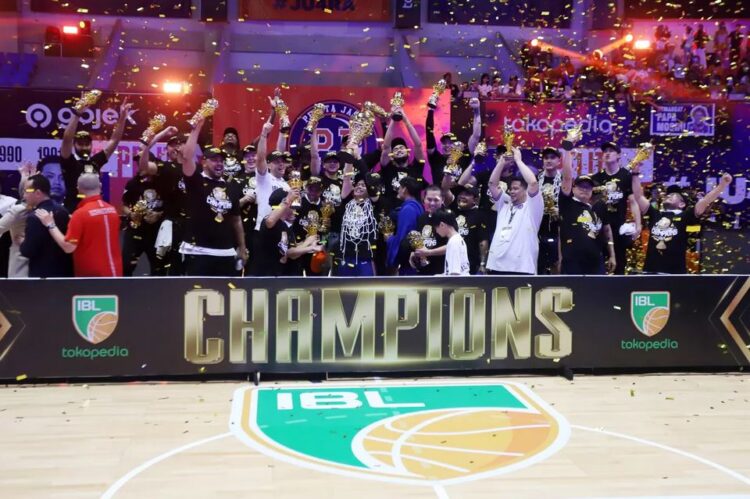 Juara IBL, Pelita Jaya Kunci Tiket FIBA BCL Asia 2025 1 ANGKAT TROFI— Tim bola basket Pelita Jaya Jakarta angkat trofi juara Indonesia Basketball League (IBL) 2024 setelah menang atas Satria Muda pada pertandingan ketiga final IBL 2024 di Indoor Stadium Sport Centre, Tangerang, Banten, Minggu (4/8).