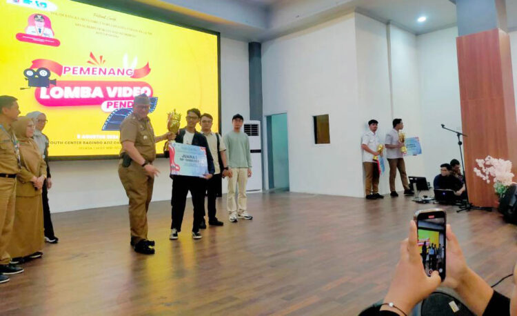 Pemenang Lomba Bertutur Unjuk Kebolehan di Depan Pj Wako 1 Pemenang Lomba Bertutur Unjuk Kebolehan Pj Wako Padang Persembahkan Puisi