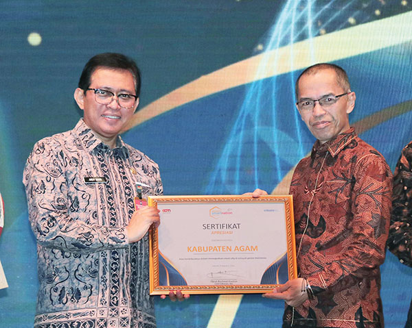 TERIMA PENGHARGAAN— Kadiskominfo Kabupaten Agam, Syatria menerima penghargaan Kategori Spesial dalam ajang ISNA 2024, yang diserahkan oleh Dirjen Bina Pembangunan Daerah Kemendagri, Restuardy Daud, di Indonesia 
Convention Exhibition (ICE) BSD City, Tangerang Selatan, Banten, pada Kamis (8/8).