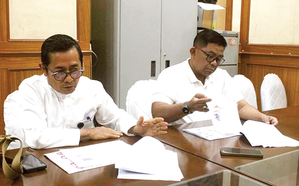 PEMBUKAAN FORMASI CPNS— Pj Sekda Kota Padang, Yosefriawan bersama Kepala BKPSDM Kota Padang, Mairizon, memberikan keterangan terkait penerimaan formasi CPNS Pemko Padang Tahun 2024.