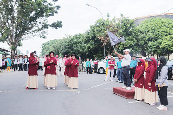 GERAK JALAN SEHAT— Sekda Agam Edi Busti melepas peserta gerak jalan tepat waktu, Rabu (14/8).