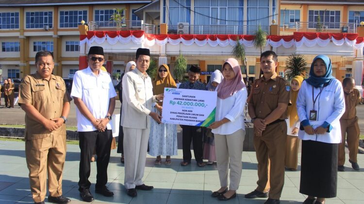 SERAHKAN SANTUNAN JKM— Wakil Bupati Risnawanto, menyerahkansantunan Jaminan Kematian (JKM) oleh BPJS Ketenagakerjaan Bukittinggi kepada delapan orang ahli waris Tenaga Kerja Harian Lepas (THL) di lingkup Pemkab Pasbar.