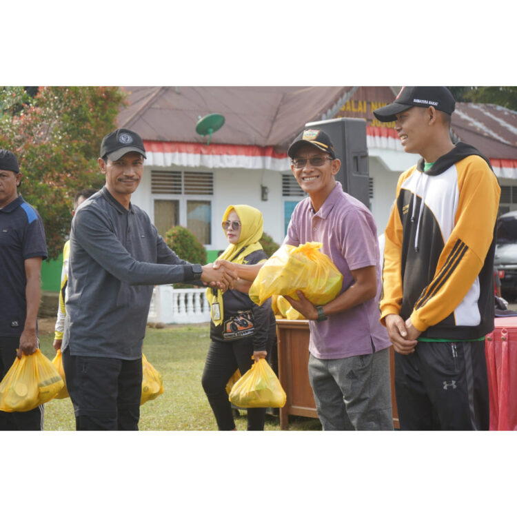 BANTUAN—Wakil bupati Yulian serahkan bantuan Baznas Solok Selatan  pada masyarakat.