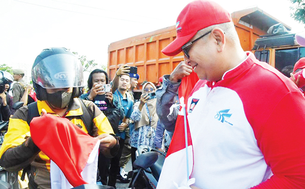 Pemko Padang Bagikan 15.355 Bendera Merah Putih, Pj Wako Ajak Warga Kibarkan Bendera 1 Bulan 1 BAGIKAN MERAH PUTIH— Pj Wako Andree Algamar melakukan pembagian bendera Merah Putih saat Pencanangan Gerakan Nasional Pembagian 10 Juta Bendera Merah Putih Tingkat Kota Padang yang dilaksanakan Rabu (31/7) pagi, di depan Kantor Balai Kota Padang, Aie Pacah. Sebanyak 15.355 bendera merah putih dibagikan.