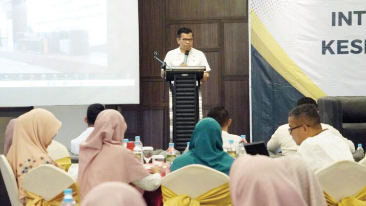 Komitmen Tingkatkan Layanan Kesehatan Masyarakat, Pemko Bukittinggi Launching Program ILP 1 LAUNCHING— Sekda Bukittinggi, Martias Wanto melaunching program integrasi pelayanan kesehatan primer (ILP) tahun 2024 yang ditandai dengan penandatanganan komitmen bersama oleh SKPD terkait, di Balcone Hotel, Rabu (31/7).