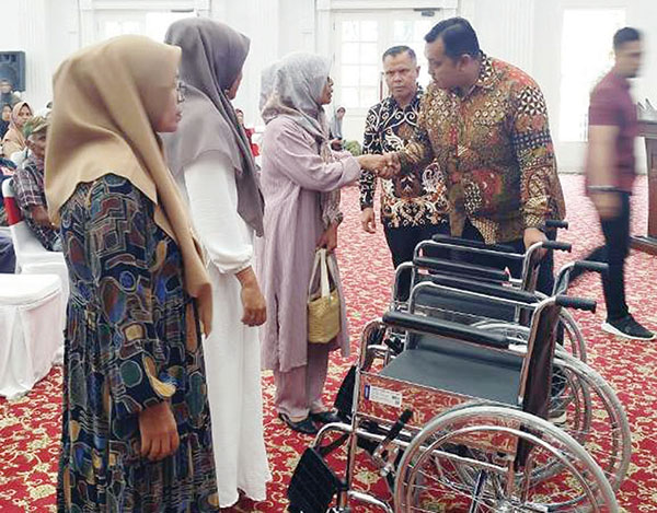 Tidak Menerima Bansos PKH dan Sembako Kemensos, Lansia Terima Bantuan Kursi Roda dan Paket Sembako dari APBD 2024 1 BANTUAN KURSI RODA— Pemko Bukittinggi melalui Dinas Sosial serahkan bantuan kursi roda dan paket sembako bagi masyarakat lanjut usia. Bantuan ini diserahkan secara simbolis di Balairung rumah Wako, Jumat (2/8).