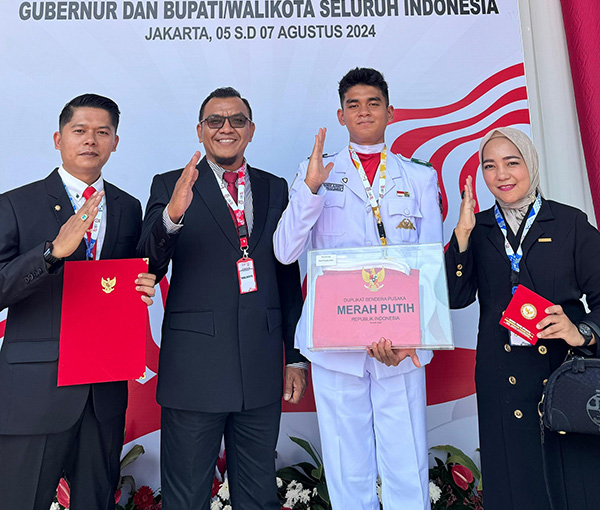 PENYERAHAN BENDERA— Kepala Kesbangpol Kota Payakumbuh Dipa Surya Persada usai menerima duplikat bendera pusaka dari BPIP RI di Jakarta.
