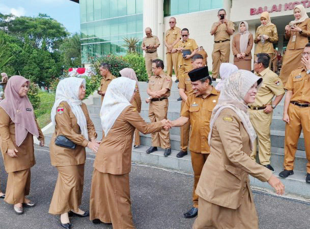SALAMAN— ASN di Lingkungan Pemko Bukittinggi menyalami Sekda Martias Wanto yang akan memasuki masa pensiun, usai pelaksanaan apel gabungan, Senin (19/8).