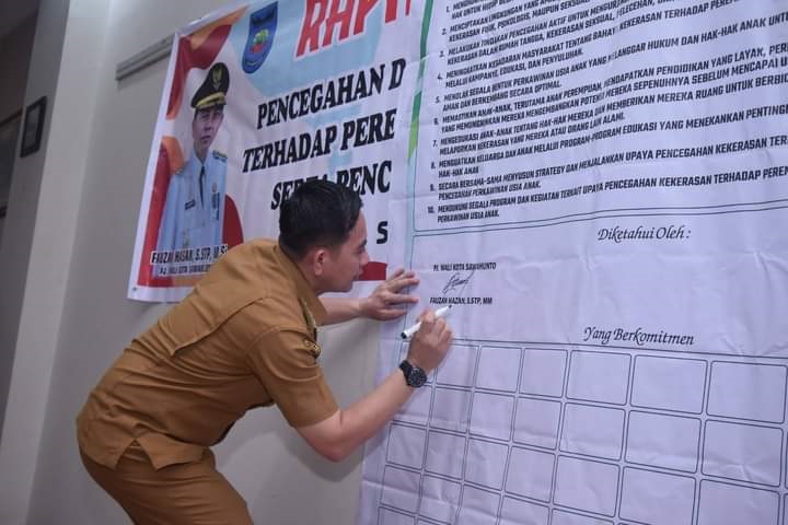 Pj Fauzan Hasan Ikuti Rakor, Pencegahan dan Penanganan Kasus Kekerasan Terhadap Perempuan dan Anak 1 KOMITMEN— Pj Sawahlunto Fauzan Hasan tendatangani komitmen bersama antar perangkat daerah dan instansi terkait dalam pencegahan kekerasan terhadap perempuan dan anak.