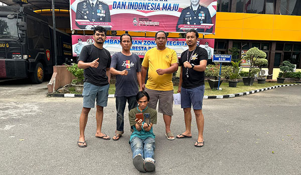 Pemuda asal Palembang Embat Hp dan Uang Milik Kuli Bangunan 1 PENCURI— Pelaku Dendi Julistian (33) ditangkap
Tim Klewang Polresta Padanga gegara mencuri Hp dan
uang milik kuli bangunan.