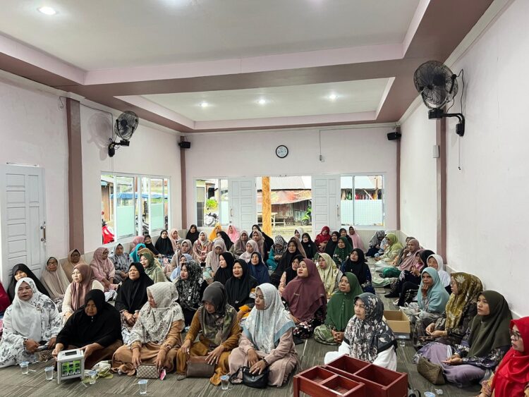 Pengajian sebagai Wadah Komunikasi dan Peningkatan Ilmu Agama Para Ibu 1 IKUTI PENGAJIAN— Peserta pengajian sebagai wadah komunikasi dan peningkatan Ilmu Agama mengikuti dengan khusyuk.
