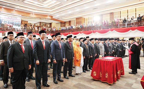 65 Anggota DPRD Sumbar Periode 2024-2029 Resmi Dilantik, Selamat Bertugas dan Mengabdi untuk Rakyat 1 Ketua Pengadilan Tinggi Padang mengambil sumpah/janji 65 anggota DPRD periode 2024-2029, dalam rapat paripurna DPRD Provinsi Suatera Barat. Rabu (28/8), di ruang rapat utama gedung DPRD Sumbar.