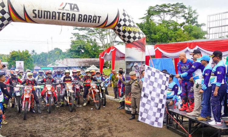 Penjabat Pj Wali Kota Padang Andree Algamar membuka secara