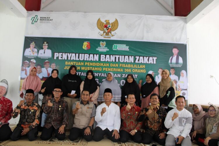 SALURKAN—Terlihat prosesi penyaluran zakat melalui Baznas Kota Solok.