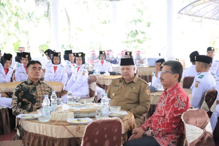 Penyerahan Paskibraka Kota Solok Tahun 2024, Wako Zul Elfian Umar Ucapkan Terimakasih 1 SILATURAHMI—Wali Kota Solok, Zul Elfian Umar saat silaturahmi usai penyerahan Pasukan Pengibar Bendera Pusaka (Paskibraka) Kota Solok Tahun 2024 di Balairung 99 Rumah Dinas Walikota Solok, Senin (19/8).