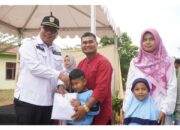 Penyerahan Seragam untuk Pelajar Terus Bergulir di Solok Selatan, SBJ dan SJJ dapat Giliran