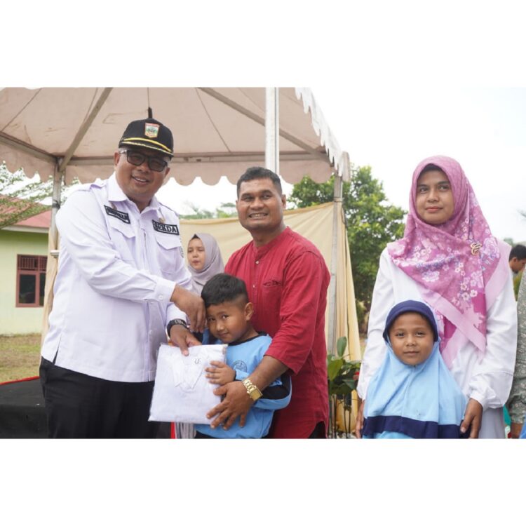 Penyerahan Seragam untuk Pelajar Terus Bergulir di Solok Selatan, SBJ dan SJJ dapat Giliran 1 SERAHKAN—Sekda Solok Selatan Syamsurizaldi serahkan seragam sekolah di Kecamatan Sangir Balai Janggo, Rabu (7/8).