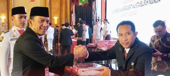 Pj Wako Sonny Terima Duplikat Bendera Pusaka dari BPIP 1 SERAHKAN DUPLIKAT BENDERA— Kepala Badan Pembinaan Ideologi Pancasila (BPIP), Yudian Wahyudi serahkan duplikat bendera merah putih kepada Pj Wako Padang Panjang Sonny Budaya Putra di Balai Samudera, Jakarta Utara, Senin (5/8).