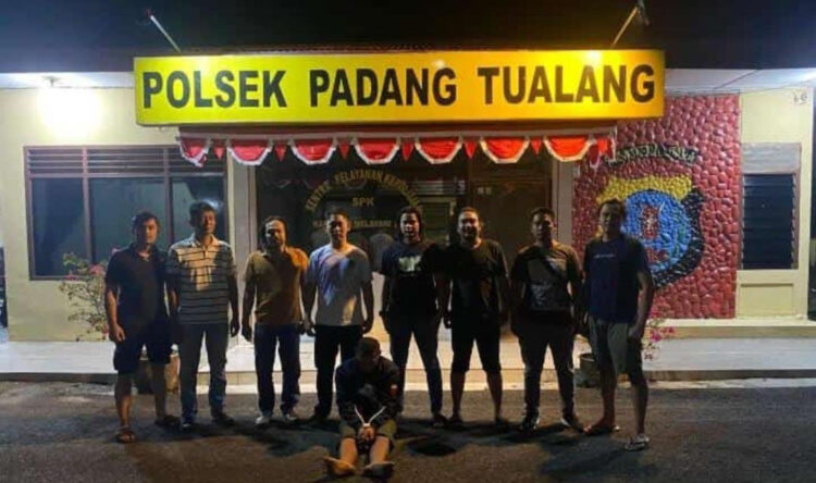 4 Bulan Buron usai Beraksi di Limapuluh Kota, Perampok Sadis yang Bunuh Pedagang Emas Ditangkap, Tiga Rekannya masih Diburu 1 PERAMPOK— Pelaku HE alias Eka yang terlibat aksi perampokan dan membunuh pedagang emas di Limapuluh Kota berhasil ditangkap di Kabupaten Langkat, Provinsi Sumut.