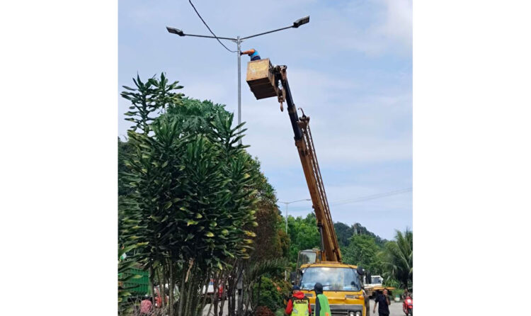 Lampu PJU Rusak, Warga Bisa Lapor Lewat WA, Turunkan 5 Tim, 2 Mobil Kren dan 3 Mobil Tangga 1 PERBAIKAN PJU— Petugas dari UPT PJU Dishub Kota Padang, melakukan perbaikan salah satu PJU di ruas jalan utama. Saat ini, warga bis alangsung melapor ke nomor WA 08536418955 jika melihat ada PJU yang rusak atau mati.