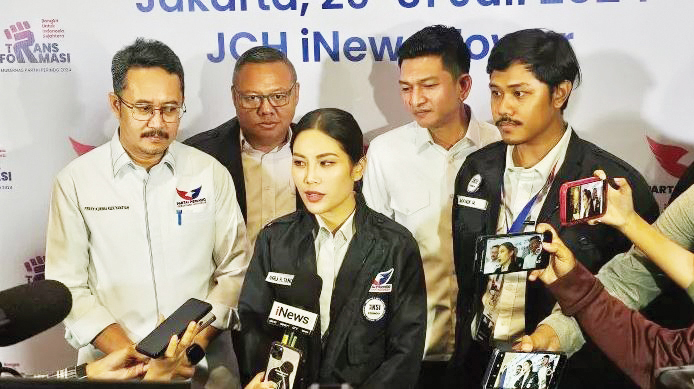 Didapuk jadi Ketua Umum, Angela Isyaratkan Partai Perindo Gabung Pemerintahan Mendatang 1 WAWANCARA—Ketua Harian DPP Partai Perindo Angela Tanoesoedibjo yang baru ditunjuk menjadi Ketua Umum usai menggelar Musyawarah Kerja Nasional (Mukernas) DPP Partai Perindo di Jalan Gondangdia, Jakarta Pusat.