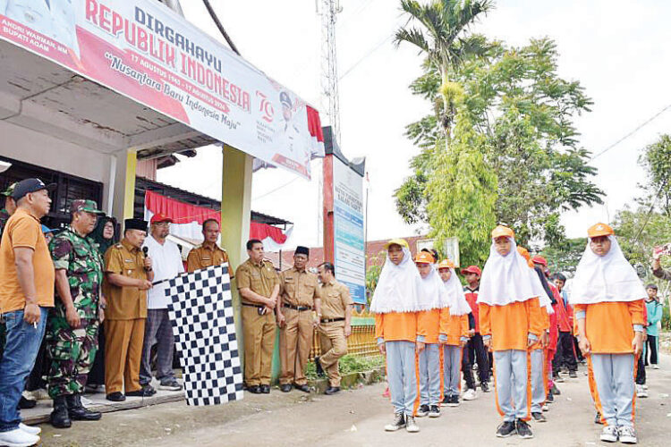 JALAN SANTAI— Bupati Agam Andri Warman melepas seratusan peserta jalan santai yang digelar Pemerintah Nagari Gadut, Kecamatan Tilatang Kamang, Kabupaten Agam, Senin (26/8).