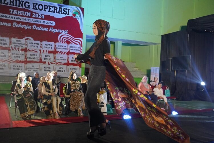 Festival Merah Putih Perkenalkan Beragam Batik Minang 1 PERKENALKAN BATIK MINANG— Festival Merah Putih perkenalkan batik Minang dengan mengadakan Pergelaran Batik Minang, Senin (12/8).