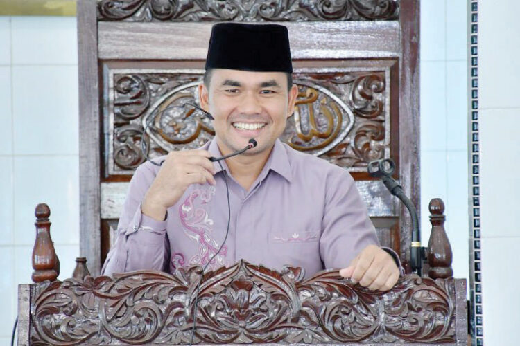 Perkuat Silahturahmi, 700 Anggota BKMT Lubuk Basung Hadiri Wirid Rutin Bulanan 1 WIRID BULANAN— Kepala Dinas DPMN Agam, Handria Azmi, saat menghadiri acara Wirid Bulanan BKMT Kecamatan Lubuk Basung di Masjid Anhar Banda Baru, Minggu (11/8).