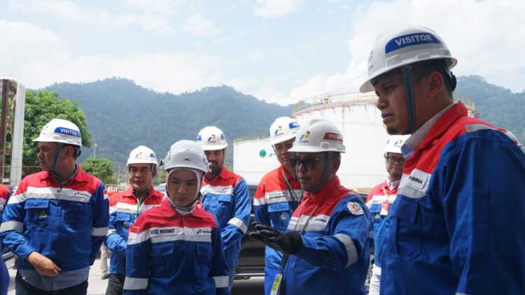 Kujungi Integreted Terminal Teluk Kabung, Dirut PT Pertamina Persero Apresiasi Kinerja Perwira 1 KUNJUNGAN-Direktur Utama PT Pertamina (Persero), Nicke Widyawati saat melakukan kunjungan ke ke Integreted Terminal Teluk Kabung, Padang.