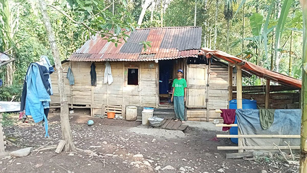 SURVEI RUMAH—Tim Baznas Kota Solok melakukan survei terhadap Rumah Tidak Layak Huni (RTLH) di Sawah Ujung, Taratak, Kelurahan Tanah Garam, Kota Solok.
