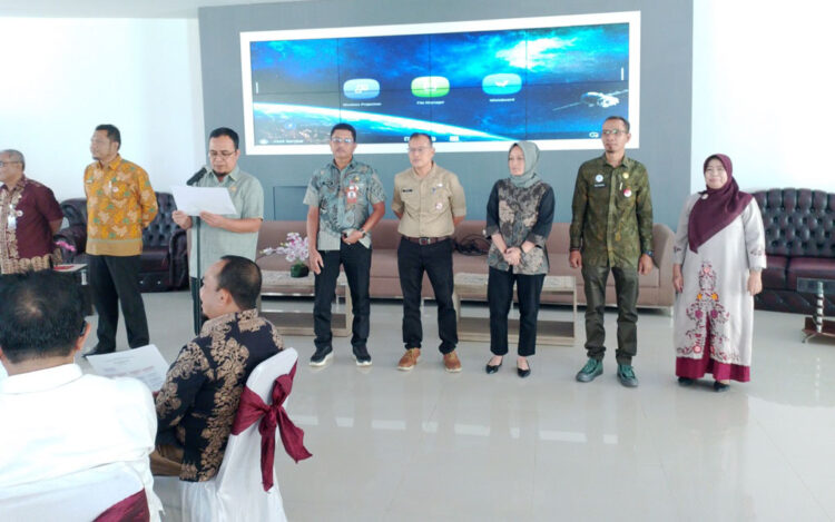 Pimpinan Definitif dan AKD DPRD Ditargetkan Sebulan Tuntas 1 COFFEE MORNING— Sekretaris DPRD Kota Padang, Hendrizal Azhar, memperkenalkan struktur Sekretariat DPRD di hadapan 45 anggota DPRD yang baru dilantik, saat acara coffee morning, Kamis (15/8).