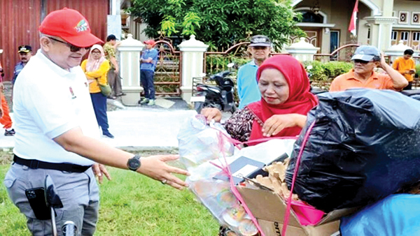 PENGELOLAAN SAMPAH— Pj wako Andree Algamar, melakukan peninjauan pengelolaan sampah di Bank Sampah Ampang Saiyo Mandiri di Komplek Griya Ampang Asri, Kelurahan Ampang, Kecamatan Kuranji.