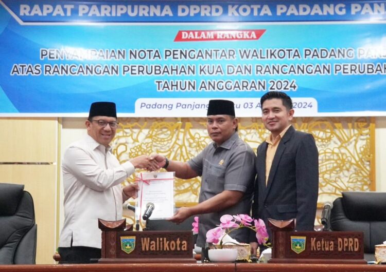 SERAHKAN—Penjabat (Pj) Wali Kota, Sonny Budaya Putra, serahkan Nota Pengantar Wali Kota Terhadap Rancangan Perubahan Kebijakan Umum APBD (KUA) serta Perubahan Prioritas dan Plafon Anggaran Sementara (PPAS) Kota Padang Panjang Tahun Anggaran 2024 di Ruang Sidang DPRD, Sabtu (3/8).