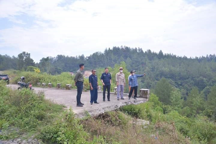 Terdampak Bencana Longsor, Pj Wako Tinjau TPA Kayu Gadang 1 TINJAU—Pj Wako sawahlunto Fauzan Hasan saat meninjau TPA Kayu Gadang terdampak bencana longsor pekan lalu.