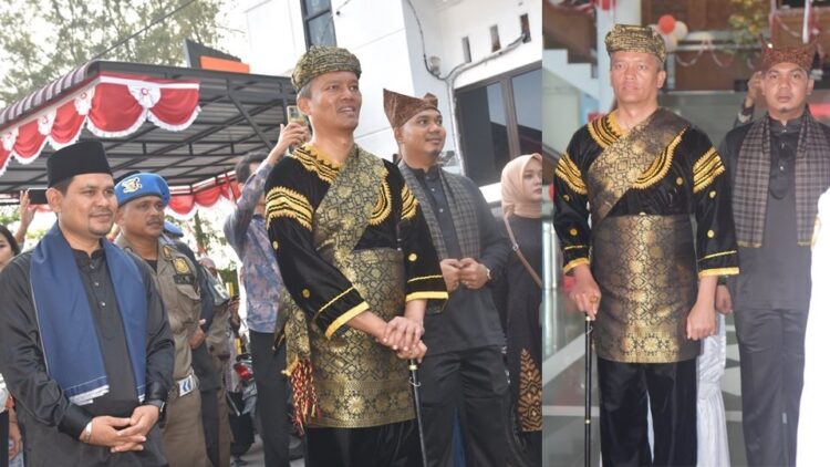 PAKAIAN DATUK—Pj Wako Pariaman, Roberia kenakan baju adat “Datuak” asli buatan Sulaman Nareh saat upacara HUT RI ke-79.