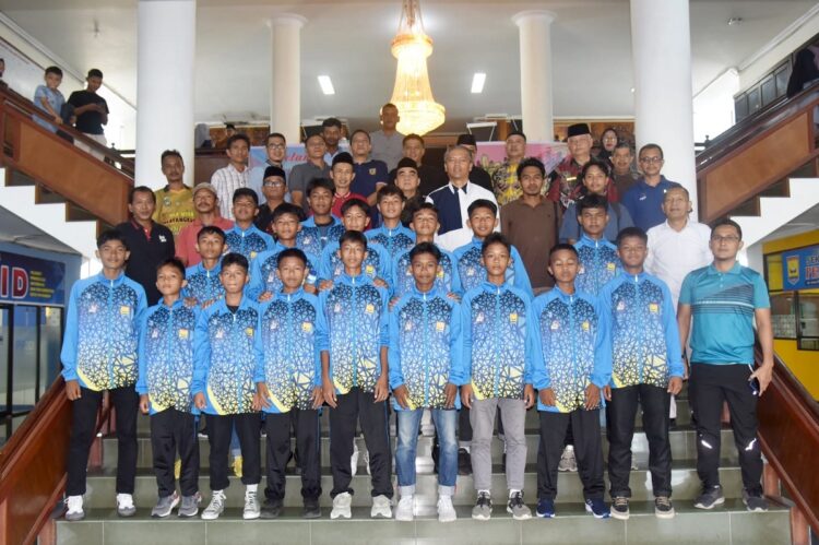 PELEPASAN KONTINGEN— Pj Wako Roberia berfoto bersama dengan kontingen GSI SMP, yang akan berlaga di ajang GSI Tingkat Sumbar.