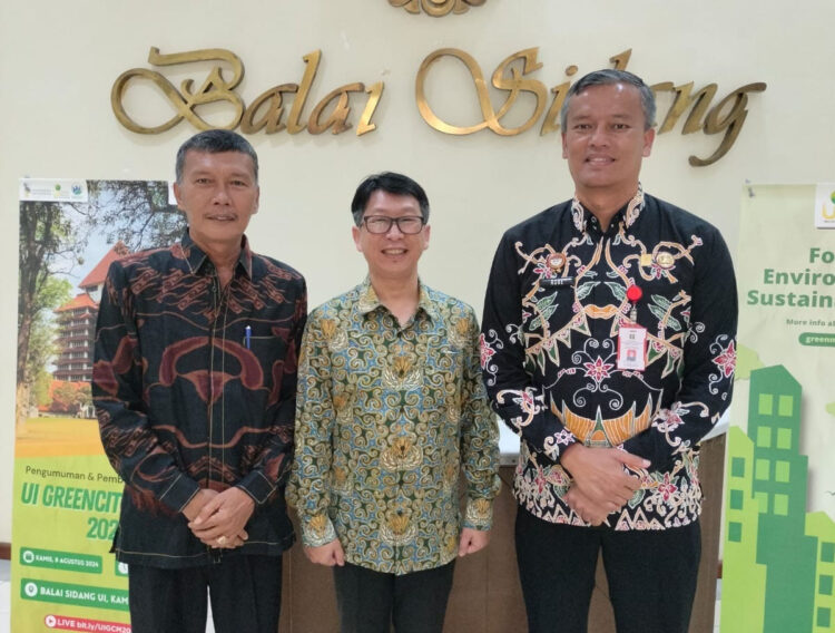 USAI—PJ Wako Pariaman Roberia usai menerima penghargaan Kategori Utama dalam pencapaian Universal Health Coverage (UHC).