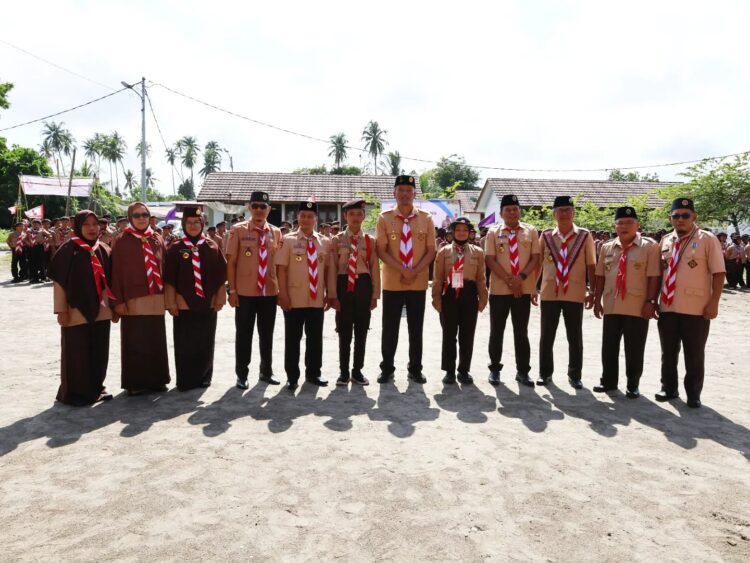 Jambore Tingkat Penggalang, Mendidik Anggota Pramuka Lebih Terampil, Disiplin 1 FOTO BERSAMA— Pj Wali Kota Pariaman Roberia berfoto bersama usai pembukaan Jambore Tingkat Penggalang.