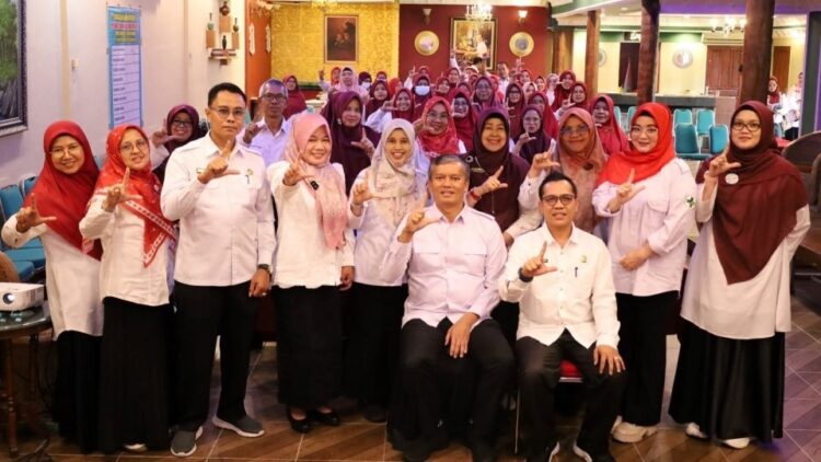 FOTO BERSAMA—Pj Walikota Pariaman Roberia, foto bersama usai membuka Sosialisasi ILP Puskesmas se-Kota Pariaman yang digelar Dinas Kesehatan Kota Pariaman.