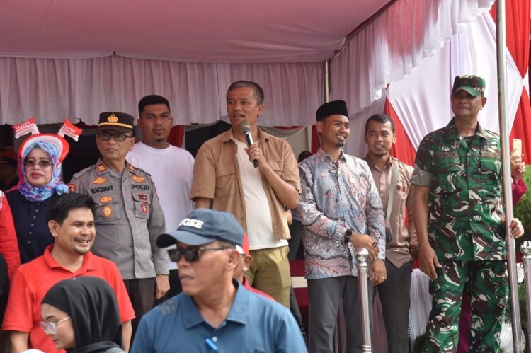 PAWAI ALEGORIS—Pj Wako Pariaman Roberia  memberikan sambutan sebelum melepas pawai Alegoris memeriahkan HUT ke-79 RI..